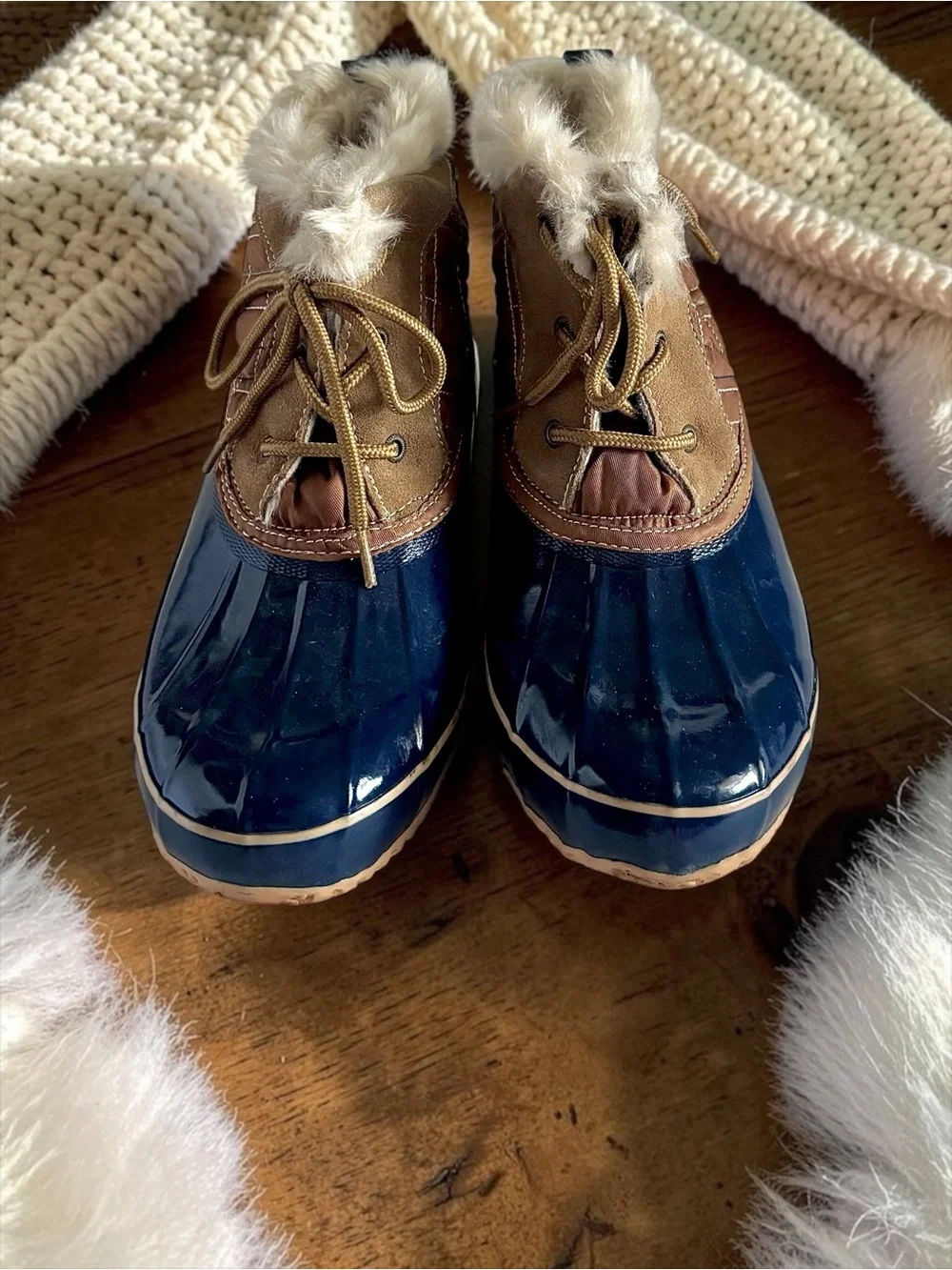 Khombu Women’s Size 8 Navy & Tan Winter Boots Faux Fur Trim